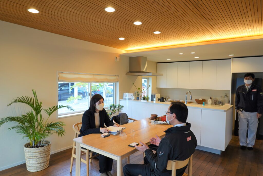 取材 山陽新聞 福成展示場 杉板天井