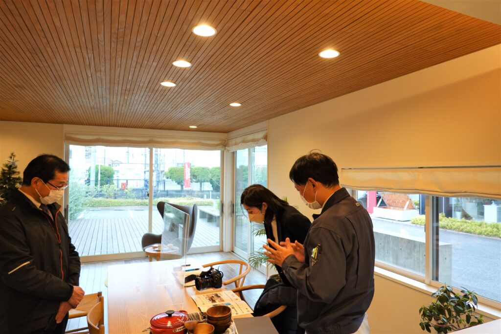 取材 山陽新聞 福成展示場 杉板天井